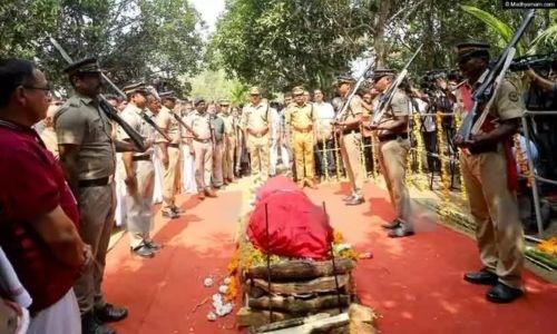 ഭാവഗായകന് വിട നൽകി നാട്; ഔദ്യോഗിക ബഹുമതികളോടെ സംസ്കാര ചടങ്ങുകൾ നടന്നു ഭാവഗായകന് വിട നൽകി നാട്; ഔദ്യോഗിക ബഹുമതികളോടെ സംസ്കാര ചടങ്ങുകൾ നടന്നു
