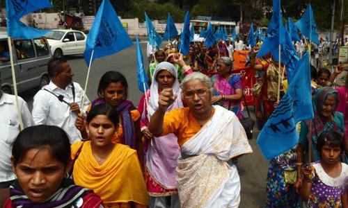 നര്‍മ്മദ സമരത്തില്‍ പങ്കെടുത്തവർക്ക് ഗുജറാത്ത് പോലീസിന്റെ ക്രൂരമര്‍ദ്ദനം