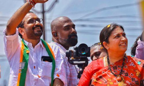 ഡൽഹിയിലെ കൂട്ടുകാർ ഇവിടെ ശത്രുക്കൾ; രാഹുലിനെ കടന്നാക്രമിച്ച് സ്മൃതി ഇറാനി ഡൽഹിയിലെ കൂട്ടുകാർ ഇവിടെ ശത്രുക്കൾ; രാഹുലിനെ കടന്നാക്രമിച്ച് സ്മൃതി ഇറാനി