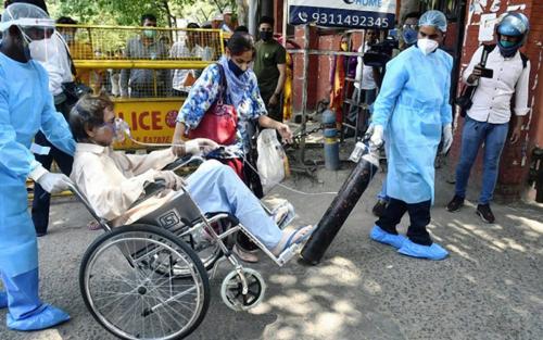 ഡൽഹിയിൽ ഓക്സിജൻ കിട്ടാതെ ഡോക്ടർ ഉൾപ്പെടെ എട്ടു പേർ മരിച്ചു