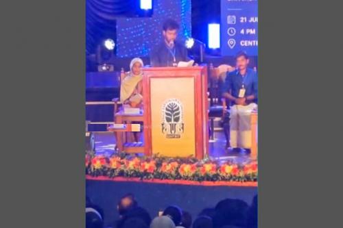 'മന്ത്രിയെയും രജിസ്ട്രാറെയും വേദിയിലിരുത്തി പ്രതിഷേധം'; ഡി.ജെ വിലക്ക് ഉത്തരവ് യൂണിയൻ ചെയർമാൻ കീറിയെറിഞ്ഞു