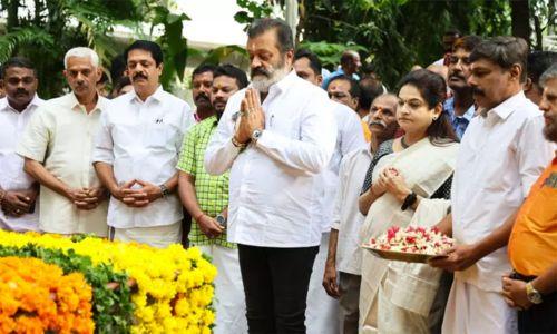 കെ. കരുണാകരന്റെ സ്മൃതിമണ്ഡപത്തില് എത്തി പുഷ്പാര്ച്ചന നടത്തി സുരേഷ് ഗോപി കെ. കരുണാകരന്റെ സ്മൃതിമണ്ഡപത്തില് എത്തി പുഷ്പാര്ച്ചന നടത്തി സുരേഷ് ഗോപി
