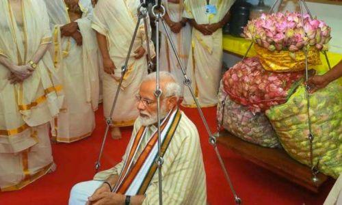 ഗുരുവായൂരിൽ താമരകൊണ്ട് തുലാഭാരം നടത്തി പ്രധാനമന്ത്രി ഗുരുവായൂരിൽ താമരകൊണ്ട് തുലാഭാരം നടത്തി പ്രധാനമന്ത്രി