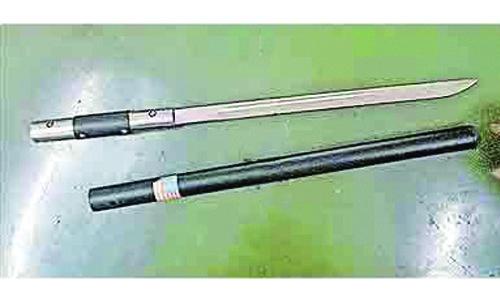 വി­ദേ­ശ നി­ർമ്­മി­ത വടി­വാ­ളു­മാ­യി­ ക്രി­മി­നൽ സംഘം പി­ടി­യി­ൽ