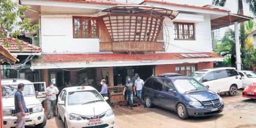 ആനക്കൊന്പുണ്ടാക്കിയത് ഒട്ടകത്തിന്റെ എല്ല് ഉപയോഗിച്ച്; മോൻസൻ തട്ടിപ്പ് വീരൻ!!!!