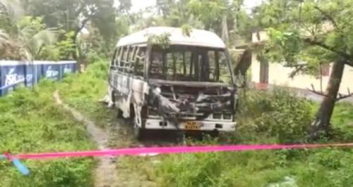 കണിച്ചുകുളങ്ങരയിൽ വാൻ കത്തി ഡ്രൈവർ തീ പൊള്ളലേറ്റ് മരിച്ചു കണിച്ചുകുളങ്ങരയിൽ വാൻ കത്തി ഡ്രൈവർ തീ പൊള്ളലേറ്റ് മരിച്ചു