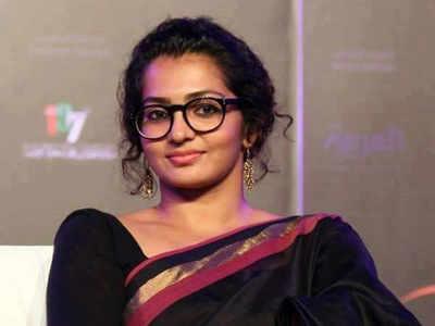 ശബരിമലയില്‍ പോവാന്‍ ആഗ്രഹമുള്ള എല്ലാ സ്ത്രീകളും പോവണം;  പാര്‍വതി