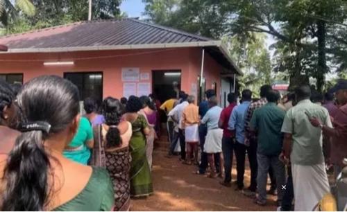 തദ്ദേശ തെരഞ്ഞെടുപ്പ്; തൃശൂര്‍ മുതല്‍ കാസര്‍കോട് വരെയുള്ള ഏഴ് ജില്ലകളിൽ വോട്ടെടുപ്പ് പുരോഗമിക്കുന്നു