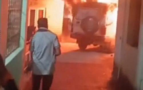 ആംബുലൻസിനുള്ളിൽ ഓക്സിജൻ സിലിണ്ടർ പൊട്ടിത്തെറിച്ച് ദാരുണാന്ത്യം; മേൽഭാഗം തകർന്ന് 40 അടി ദൂരേക്ക് തെറിച്ചുപോയി
