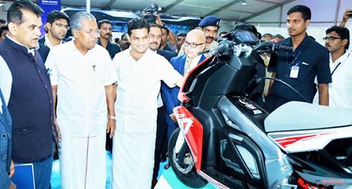 2022 ആകുന്പോഴേക്ക് 10 ലക്ഷം വൈദ്യുത വാഹനങ്ങൾ പുറത്തിറക്കുമെന്നു മുഖ്യമന്ത്രി