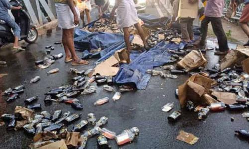 മദ്യം കയറ്റി വന്ന ലോറി അപകടത്തിൽ പെട്ടു; മദ്യക്കുപ്പികൾ കൈക്കലാക്കി നാട്ടുകാർ മദ്യം കയറ്റി വന്ന ലോറി അപകടത്തിൽ പെട്ടു; മദ്യക്കുപ്പികൾ കൈക്കലാക്കി നാട്ടുകാർ
