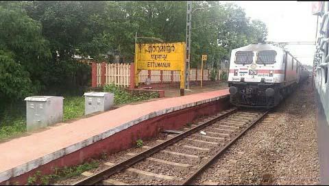ട്രെയിൻ ഇറങ്ങാൻ ശ്രമിക്കുന്നതിനിടെ വിദ്യാർഥിനി പ്ലാറ്റ്ഫോമില്‍ വീണു; കണ്ടുനിന്ന സുഹൃത്ത് കുഴഞ്ഞുവീണു