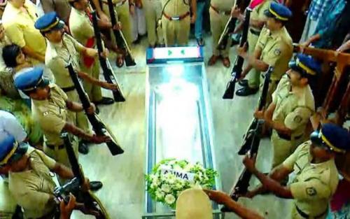 പ്രിയ നടൻ മാമുക്കോയക്ക് യാത്രാമൊഴി പ്രിയ നടൻ മാമുക്കോയക്ക് യാത്രാമൊഴി