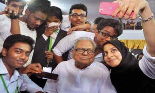 വി എസ്സാണ് താരം: വിഎസിനൊപ്പം സെല്‍ഫിയെടുക്കാന്‍  തിരക്കോട് തിരക്ക് 
