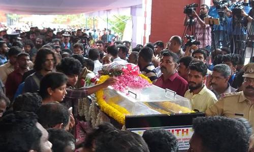 ബാലഭാസ്കർ വിടവാങ്ങി : വയലിൻ നെഞ്ചോടു ചേർത്ത് അന്ത്യയാത്ര ബാലഭാസ്കർ വിടവാങ്ങി : വയലിൻ നെഞ്ചോടു ചേർത്ത് അന്ത്യയാത്ര