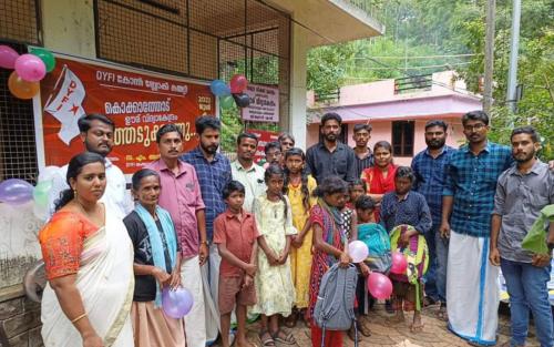 ആദിവാസികുട്ടികളുടെ ഊര് വിദ്യാകേന്ദ്രം ദത്തെടുത്ത് ഡിവൈഎഫ്ഐ ആദിവാസികുട്ടികളുടെ ഊര് വിദ്യാകേന്ദ്രം ദത്തെടുത്ത് ഡിവൈഎഫ്ഐ