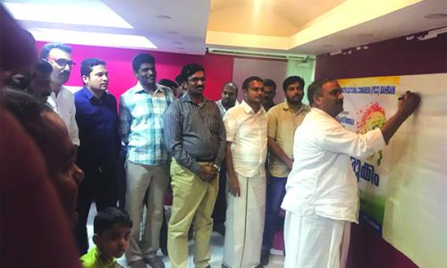 പടയൊരുക്കം ഒരു കോടി ഒപ്പ് ശേഖരണവുമായി ഐ.വൈ.സി.സിയും പടയൊരുക്കം ഒരു കോടി ഒപ്പ് ശേഖരണവുമായി ഐ.വൈ.സി.സിയും