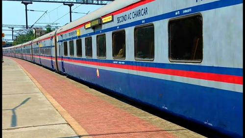 ഓടിക്കൊണ്ടിരിക്കെ വേണാട് എക്സ്പ്രസിന്റെ എഞ്ചിൻ വേർപെട്ടു: സംഭവം എറണാകുളത്ത് ഓടിക്കൊണ്ടിരിക്കെ വേണാട് എക്സ്പ്രസിന്റെ എഞ്ചിൻ വേർപെട്ടു: സംഭവം എറണാകുളത്ത്