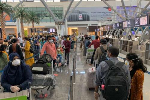 യാത്രാ വിലക്ക് തുടരുന്നു ; വലഞ്ഞ് പ്രവാസികൾ യാത്രാ വിലക്ക് തുടരുന്നു ; വലഞ്ഞ് പ്രവാസികൾ