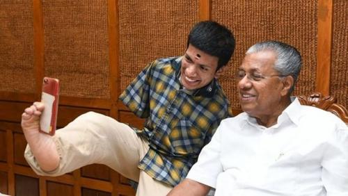 ജന്മദിനത്തില് ദുരിതാശ്വാസ നിധിയിലേക്ക് സംഭാവനയുമായി ഇരുകൈകളും ഇല്ലാത്ത പ്രണവ്; അഭിനന്ദിച്ച് മുഖ്യമന്ത്രി ജന്മദിനത്തില് ദുരിതാശ്വാസ നിധിയിലേക്ക് സംഭാവനയുമായി ഇരുകൈകളും ഇല്ലാത്ത പ്രണവ്; അഭിനന്ദിച്ച് മുഖ്യമന്ത്രി