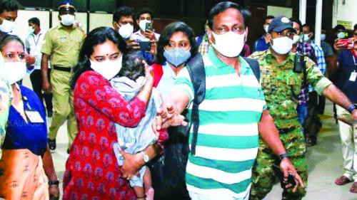 ദത്ത് വിവാദം: കുഞ്ഞിനെ തലസ്ഥാനത്തെത്തിച്ചു; ഡിഎൻഎ പരിശോധന ഉടൻ ദത്ത് വിവാദം: കുഞ്ഞിനെ തലസ്ഥാനത്തെത്തിച്ചു; ഡിഎൻഎ പരിശോധന ഉടൻ