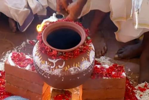 ഭക്തിനിർഭരമായി ആറ്റുകാൽ പൊങ്കാല; പണ്ടാര അടുപ്പിൽ തീപകർന്നു, അനന്തപുരിയിൽ ഭക്തലക്ഷങ്ങൾ