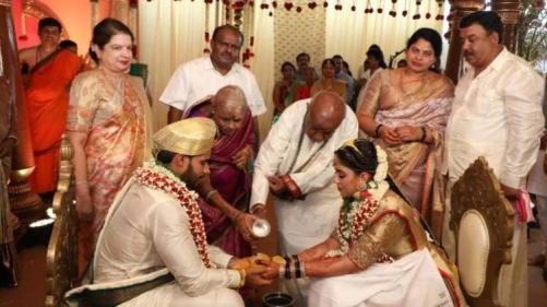 ലോക്ക്ഡൗൺ ലംഘിച്ച് എച്ച്.ഡി കുമാരസ്വാമിയുടെ മകന്റെ വിവാഹം: പങ്കെടുത്തത് 100ൽ ഏറെ പേർ   