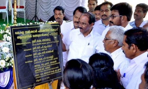 പട്ടാ­­­ന്പി­­­യി­­­ലെ­­­ ആധു­­­നി­­­ക മത്സ്യച്ചന്ത:  യാ­­­ർ‍­ഡ് പണി ­­­പൂ­­­ർ‍­­ത്തി­­­യാ­­­വു­­­ന്നു­­­