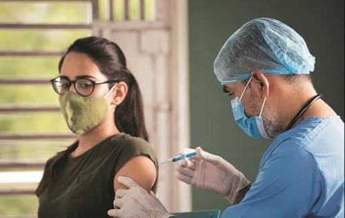 18 വയസിനു മുകളിലുള്ളവർക്ക് കോവിഡ് വാക്സിൻ ബൂസ്റ്റർ ഡോസ് സൗജന്യമായി നൽകുമെന്ന് കേന്ദ്രം 18 വയസിനു മുകളിലുള്ളവർക്ക് കോവിഡ് വാക്സിൻ ബൂസ്റ്റർ ഡോസ് സൗജന്യമായി നൽകുമെന്ന് കേന്ദ്രം