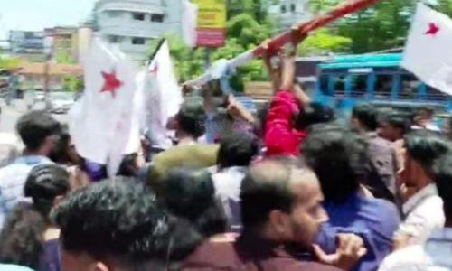 കൊടിമരം മാറിപ്പോയി; കണ്ണൂരിൽ കോൺഗ്രസ് കൊടിമരമെന്ന് കരുതി SFI പിഴുതെടുത്ത് ചുമലിലേറ്റിയത് മറ്റൊരു കൊടിമരം കൊടിമരം മാറിപ്പോയി; കണ്ണൂരിൽ കോൺഗ്രസ് കൊടിമരമെന്ന് കരുതി SFI പിഴുതെടുത്ത് ചുമലിലേറ്റിയത് മറ്റൊരു കൊടിമരം
