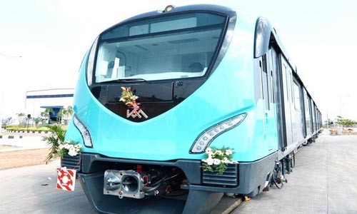 കൊച്ചി മെട്രോ റെയില്‍ പദ്ധതി: ആദ്യ കോച്ചുകൾ യാർഡിൽ എത്തിച്ചു