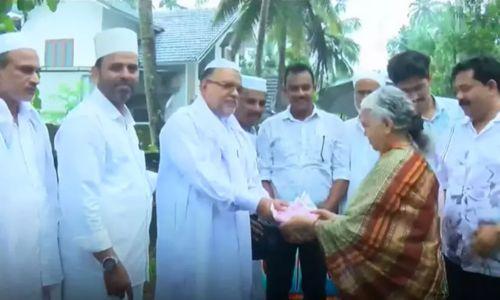നബിദിന ഘോഷയാത്രക്കിടെ മദ്റസ ഉസ്താദുമാർക്ക് ഓണപ്പുടവ: വൈറലായി മലപ്പുറത്തെ കുടുംബം