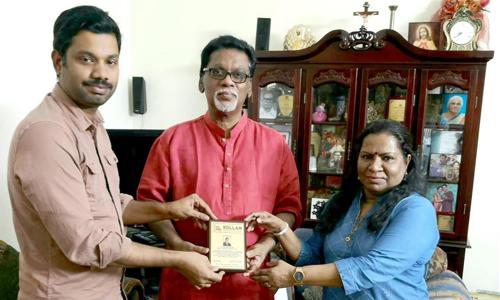 ഡോ. ജോൺ പനയ്ക്കലിനു കെ.പി.എ മെമന്റോ കൈമാറി  