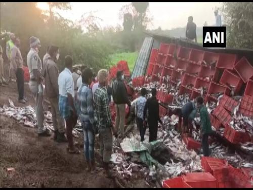 ആന്ധ്രപ്രദേശിൽ‍ മീനുമായി വന്ന ട്രക്ക് മറിഞ്ഞുണ്ടായ അപകടത്തിൽ‍ നാലു മരണം