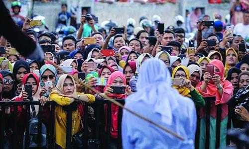 പരസ്യമായി സ്നേഹ പ്രകടനം നടത്തിയ അവിവാഹിതർക്ക് ഇന്തോനേഷ്യയിൽ ചൂരലടി പരസ്യമായി സ്നേഹ പ്രകടനം നടത്തിയ അവിവാഹിതർക്ക് ഇന്തോനേഷ്യയിൽ ചൂരലടി