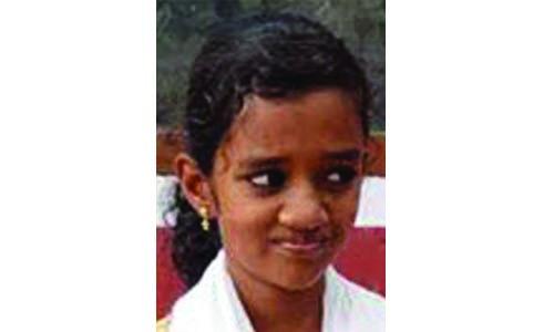 അമ്മയോടൊപ്പം നടന്ന് പോകവേ കാറിടിച്ച് പത്ത് വയസുകാരി മരിച്ചു അമ്മയോടൊപ്പം നടന്ന് പോകവേ കാറിടിച്ച് പത്ത് വയസുകാരി മരിച്ചു