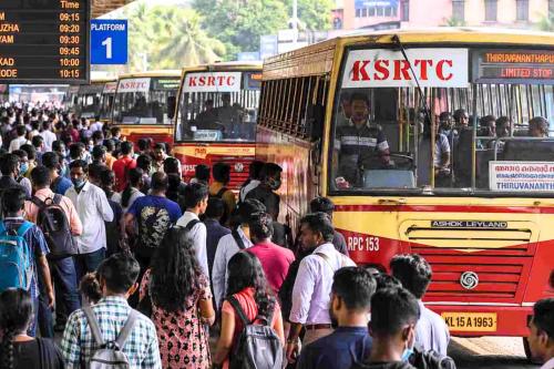 ഓണക്കാലത്തെ യാത്രാതിരക്ക് ഒഴിവാക്കാൻ സ്വകാര്യ ബസുകൾ വാടകയ്ക്കെടുക്കാൻ കെഎസ്ആർടിസി നീക്കം