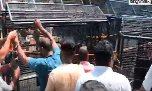 ബാർകോഴ വിവാദം: യൂത്ത് കോൺഗ്രസ് മാർച്ചിൽ സംഘർഷം ബാർകോഴ വിവാദം: യൂത്ത് കോൺഗ്രസ് മാർച്ചിൽ സംഘർഷം