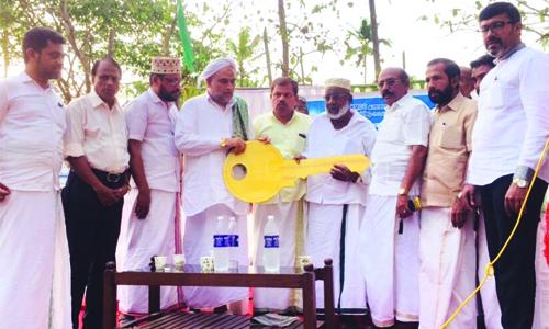 കെ.എം.സി.സി നിർമ്മിച്ച വീട് സൈനുദ്ദീന്റെ കുടുംബത്തിന് കൈമാറി കെ.എം.സി.സി നിർമ്മിച്ച വീട് സൈനുദ്ദീന്റെ കുടുംബത്തിന് കൈമാറി