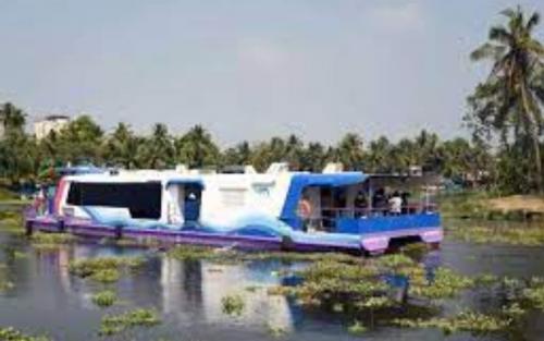 വൻ തിരക്ക്: കൊച്ചി വാട്ടർ മെട്രോ സർവ്വീസുകളുടെ എണ്ണം വർദ്ധിപ്പിച്ചു