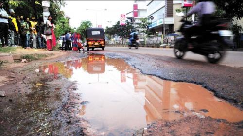 കേരളത്തിലെ റോഡുകളിലെ കുഴികളെണ്ണാൻ പൊലീസിന് നിർദേശം