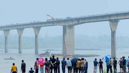 മധ്യപ്രദേശിലെ ധാർ ജില്ലയിൽ പാലത്തിൽ നിന്ന് ബസ് നദിയിലേക്ക് മറിഞ്ഞ് 13 മരണം മധ്യപ്രദേശിലെ ധാർ ജില്ലയിൽ പാലത്തിൽ നിന്ന് ബസ് നദിയിലേക്ക് മറിഞ്ഞ് 13 മരണം