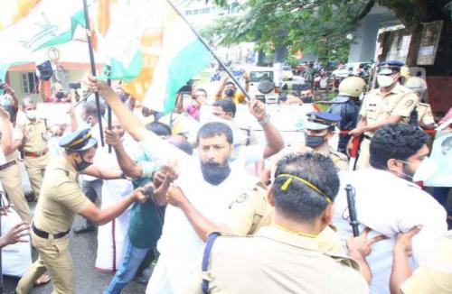 പാലക്കാട്ട് യൂത്ത് കോൺഗ്രസ് പ്രതിഷേധം അക്രമാസക്തമായി; പൊലീസ് ലാത്തിച്ചാർജ്ജിൽ വിടി ബൽറാമിന് പരിക്ക് പാലക്കാട്ട് യൂത്ത് കോൺഗ്രസ് പ്രതിഷേധം അക്രമാസക്തമായി; പൊലീസ് ലാത്തിച്ചാർജ്ജിൽ വിടി ബൽറാമിന് പരിക്ക്