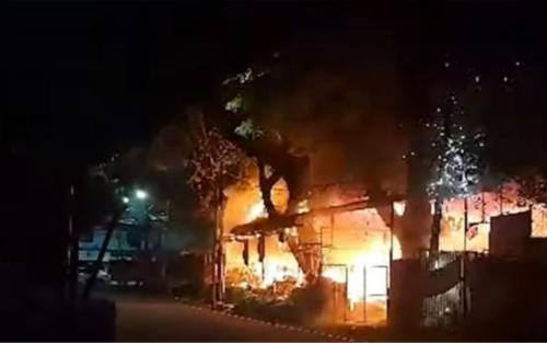 മട്ടാഞ്ചേരി പാലസ് റോഡില് വന് തീപിടിത്തം; ഏഴ് കടകള് അഗ്നിക്കിരയായി മട്ടാഞ്ചേരി പാലസ് റോഡില് വന് തീപിടിത്തം; ഏഴ് കടകള് അഗ്നിക്കിരയായി