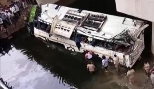 ആഗ്രയില്‍ ബസ് നദിയിലേക്ക് മറിഞ്ഞ് 29 പേർ മരിച്ചു  