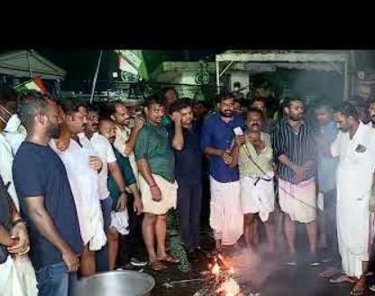 സ്വപ്ന സുരേഷിന്റെ വെളിപ്പെടുത്തലിൽ ബിരിയാണി ചെമ്പുമായി യൂത്ത് കോൺഗ്രസ് പ്രതിഷേധം; മുഖ്യമന്ത്രിയുടെ കോലം കത്തിച്ചു സ്വപ്ന സുരേഷിന്റെ വെളിപ്പെടുത്തലിൽ ബിരിയാണി ചെമ്പുമായി യൂത്ത് കോൺഗ്രസ് പ്രതിഷേധം; മുഖ്യമന്ത്രിയുടെ കോലം കത്തിച്ചു