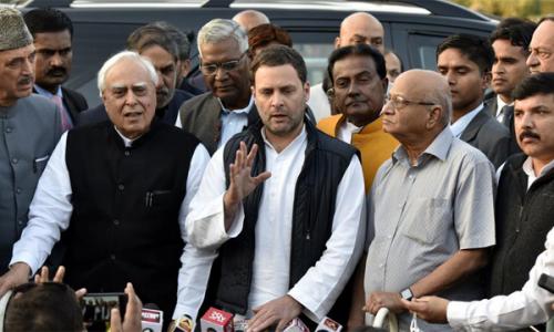 ലോ­യയു­ടെ­ മരണം : പ്രതി­പക്ഷം രാ­ഷ്ട്രപതി­യെ­ സന്ദർ­ശി­ച്ചു­