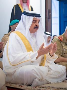 രാജ്യം പ്രതിസന്ധികളെ അതിജീവിക്കും; ബഹ്‌റൈൻ രാജാവ് ഹമദ് ബിൻ ഈസ അൽ ഖലീഫ ഈദ് നമസ്‌കാരം നിർവ്വഹിച്ചു