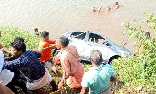 ആറാട്ടുപുഴയിൽ കാർ പുഴയിലേക്ക് മറിഞ്ഞ് ദമ്പതികളും കൊച്ചുമകനും മരിച്ചു ആറാട്ടുപുഴയിൽ കാർ പുഴയിലേക്ക് മറിഞ്ഞ് ദമ്പതികളും കൊച്ചുമകനും മരിച്ചു