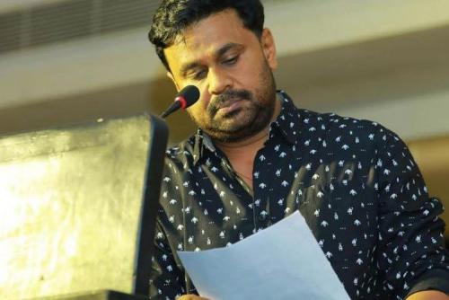 നടിയെ ആക്രമിച്ച കേസ്: മെമ്മറി കാർഡിന്റെ പകർപ്പ് എങ്ങനെ എടുക്കാനാകുമെന്ന് ദിലീപിനോട് കോടതി നടിയെ ആക്രമിച്ച കേസ്: മെമ്മറി കാർഡിന്റെ പകർപ്പ് എങ്ങനെ എടുക്കാനാകുമെന്ന് ദിലീപിനോട് കോടതി